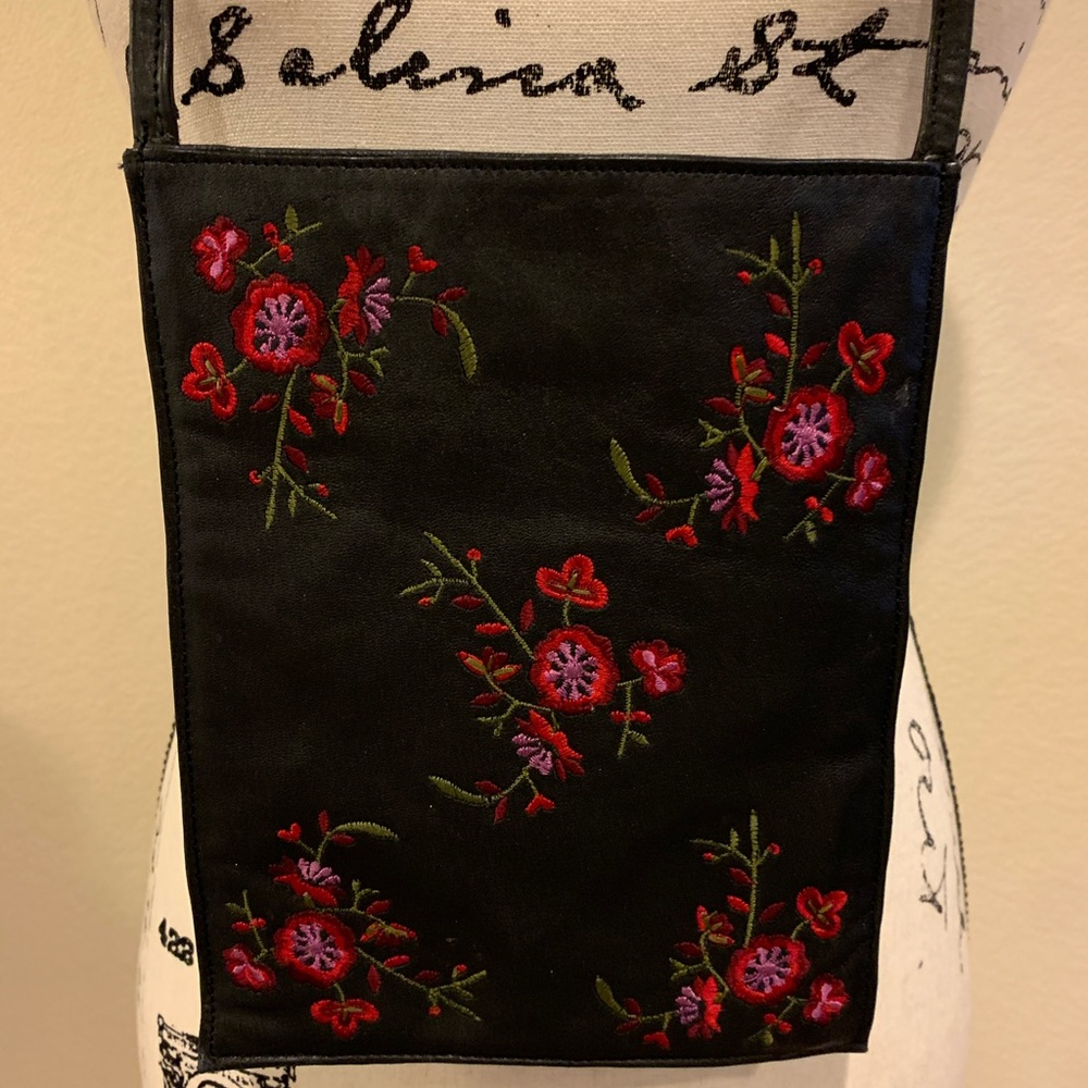 Wilsons Leather Maxima Embroidered Cross Body Pouch Purse